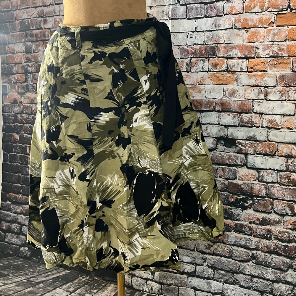 Stylish Black and Green Women's Skirt